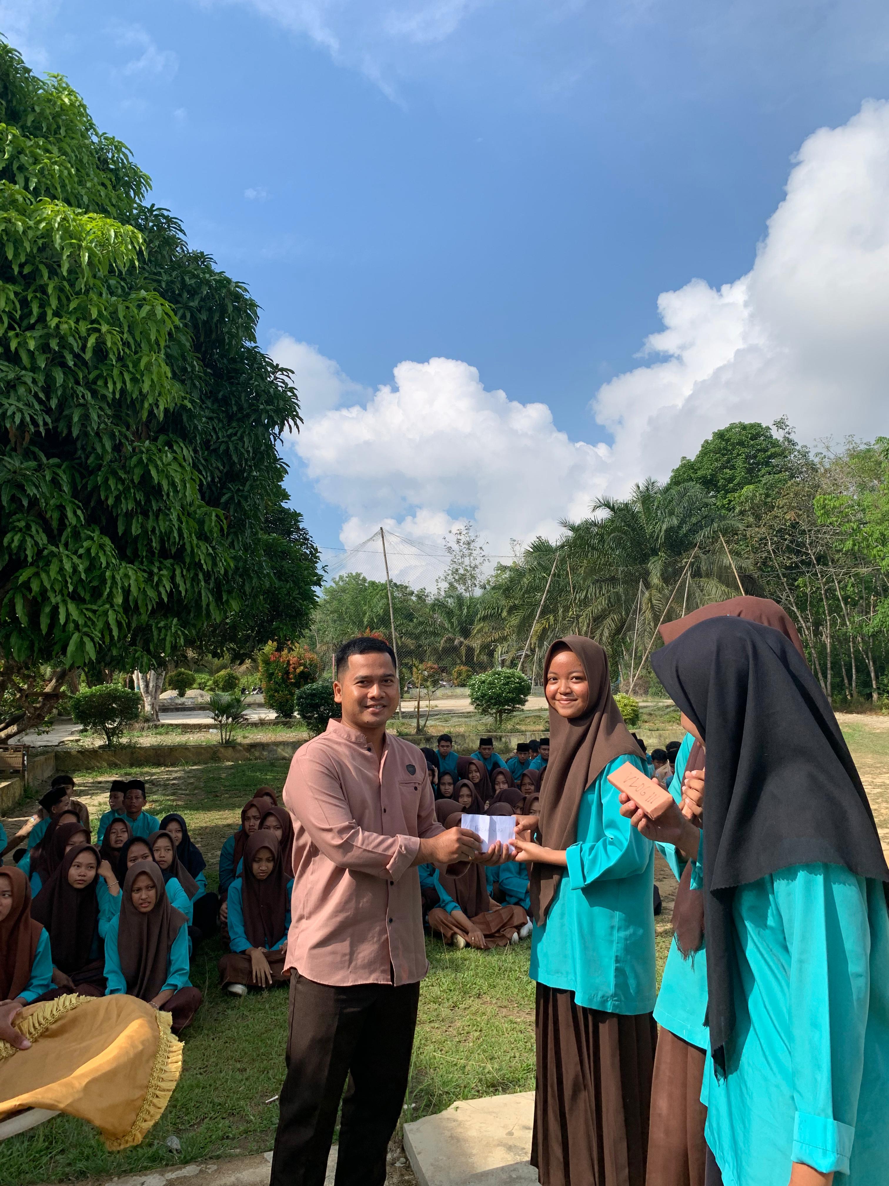 Pembagian Hadiah Lomba Classmeeting MTs N 6 Merangin Tahun Ajaran 2024/2025