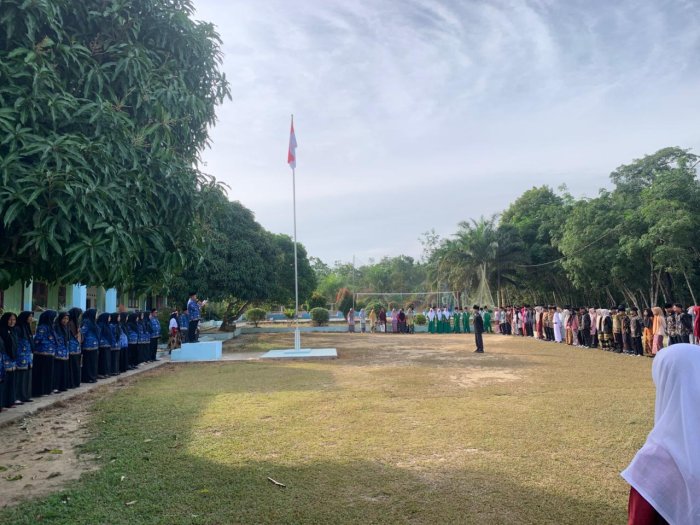 Upacara Hari Pahlawan di MTsNegeri 6 Merangin: Momentum Meneladani Perjuangan Pahlawan Bangsa