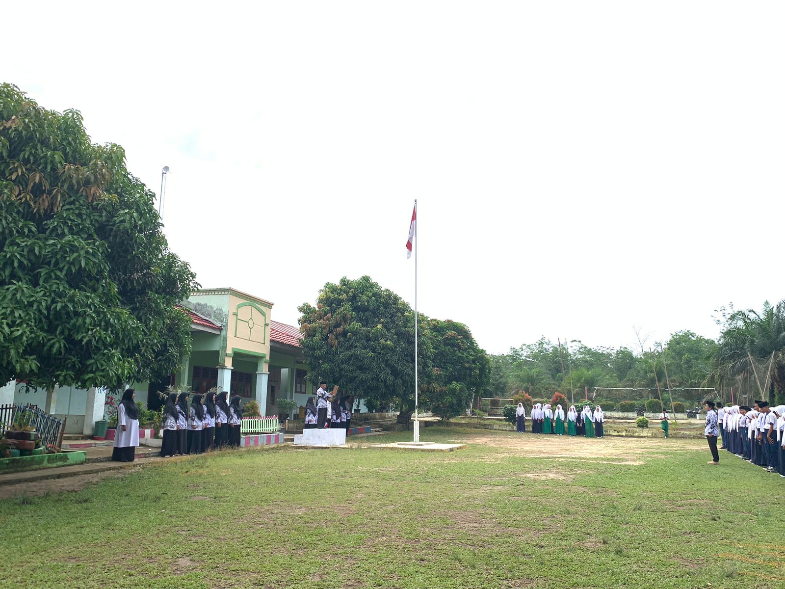 Upacara Memperingati Hari Guru di MTsN 6 Merangin Tahun 2024