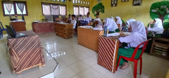 Belajar Bahasa Inggris Interaktif di MTsN 6 Merangin