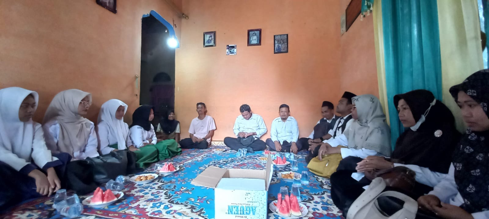 Takziah oleh Siswa-Siswi dan majelis Guru MTsN 6 Merangin di Rumah Siswi yang Berduka (Aulia)