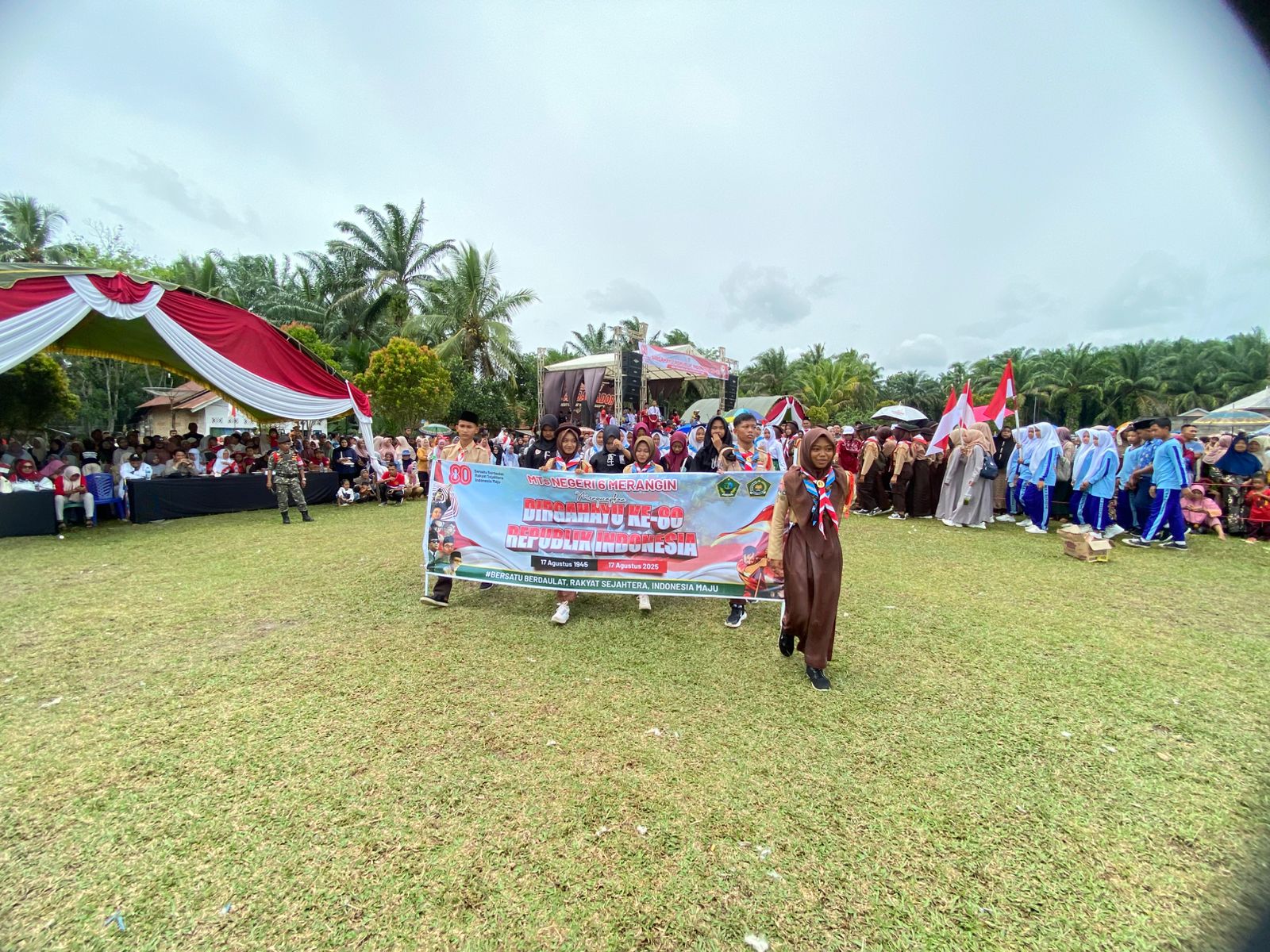 MTs N 6 Merangin Semarakkan Pawai HUT RI ke-80 Tingkat Kecamatan Margo Tabir