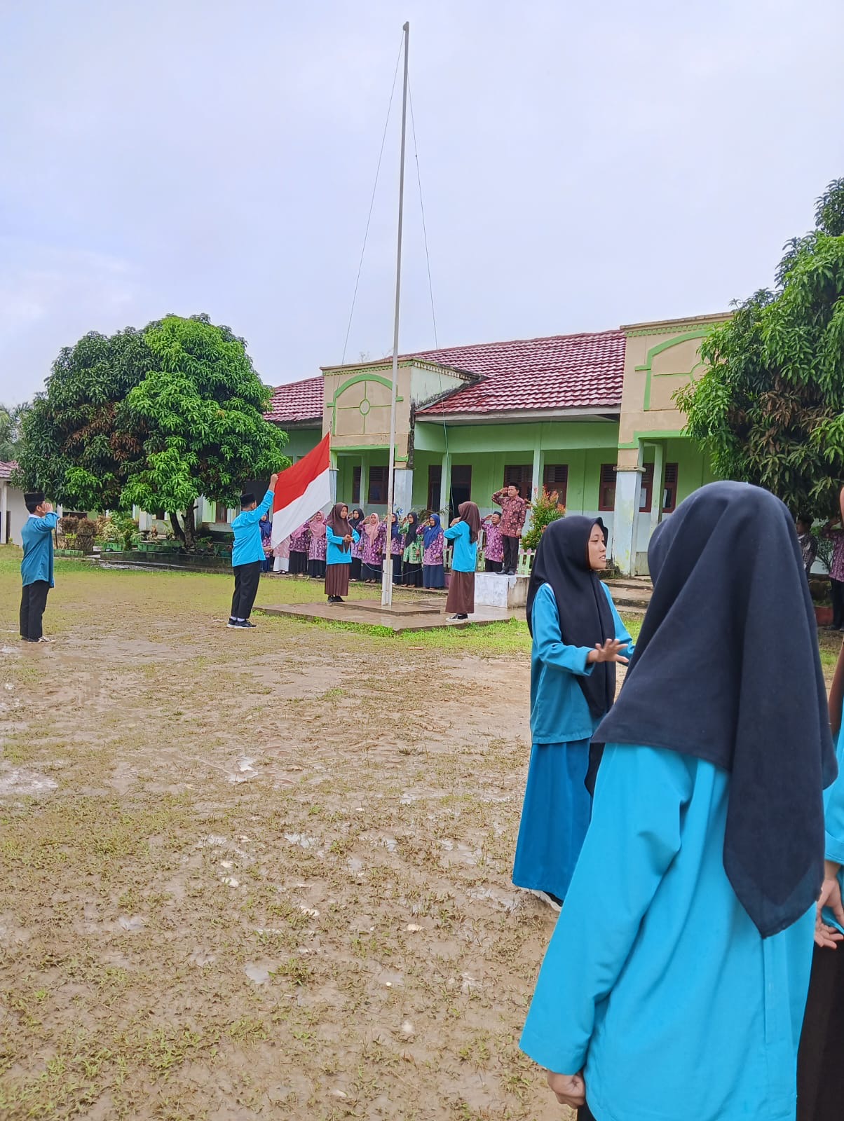 MTsN 6 Merangin Gelar Upacara Peringatan Hari Pendidikan Nasional 2025