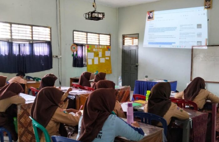 Siswa Kelas IX MTsN 6 Merangin Fokus Ikuti Pelajaran Bahasa Arab Bersama Guru Pardi, S.Pd.I