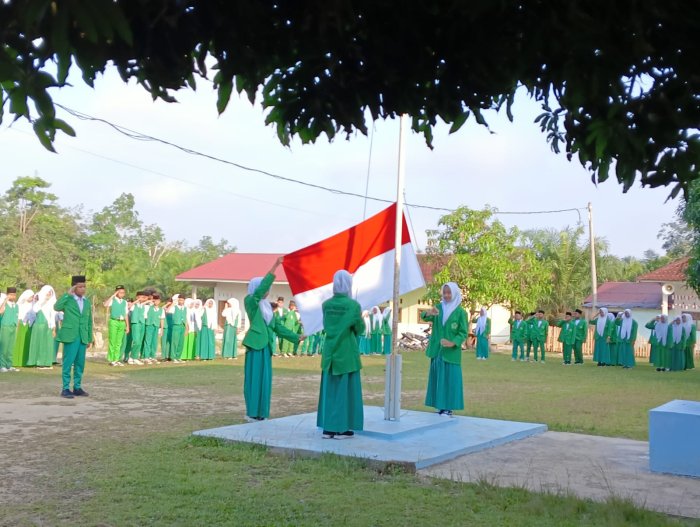 Upacara Bendera, Pembina Tekankan Pentingnya Disiplin dan Kegiatan Ekstrakurikuler