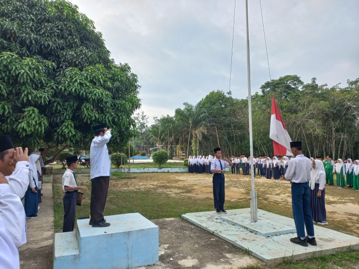 Upacara Bendera MTsN 6 Merangin Tekankan Kepedulian Lingkungan dan Program Bank Sampah
