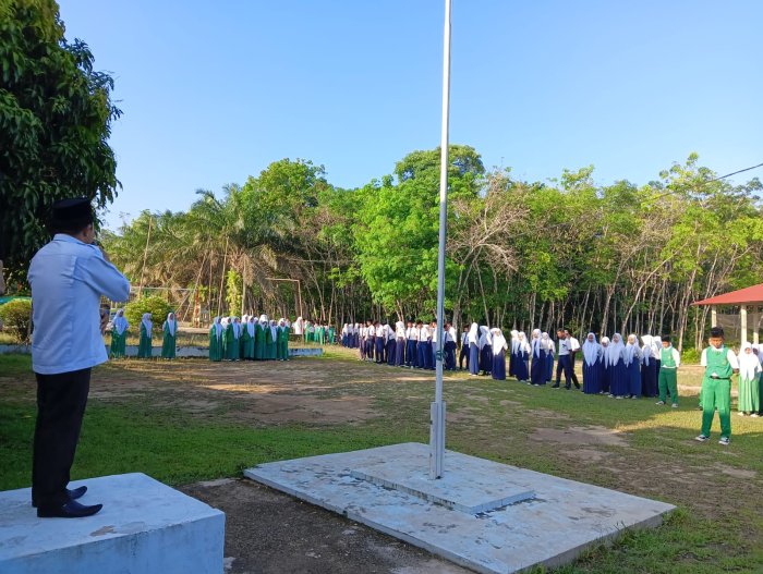 Upacara Bendera Senin di MTsN 6 Merangin Berjalan Khidmat Upacara Bendera Senin di MTsN 6 Merangin Berjalan Khidmat