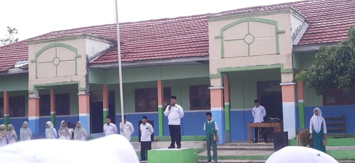 Amanat Pembina Upacara Waka Humas MTsN 6 Merangin Tekankan Pentingnya Kedisiplinan Siswa