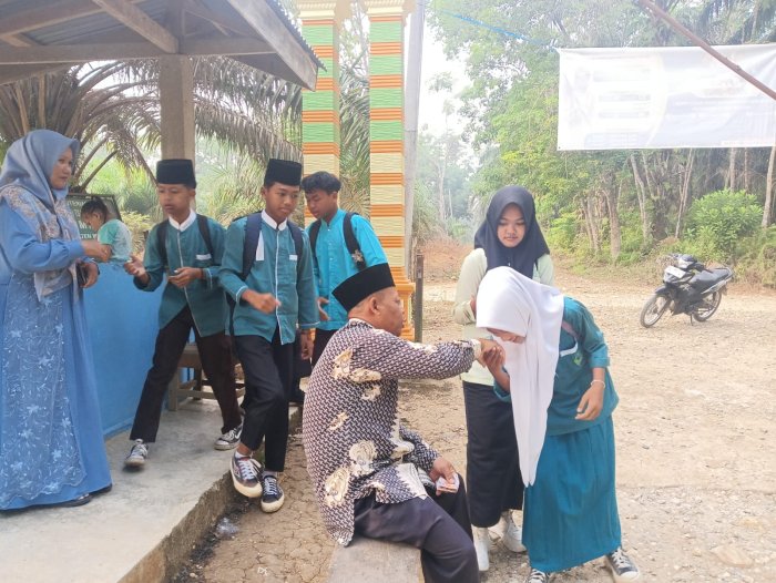 Guru MTsN 6 Merangin Sambut Siswa Setiap Pagi