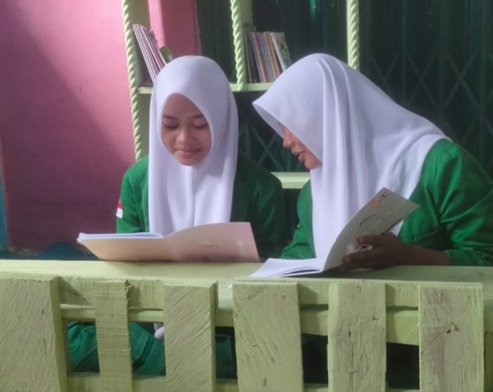 Siswa Kelas VIII A Semarakkan Literasi Lewat Pojok Baca