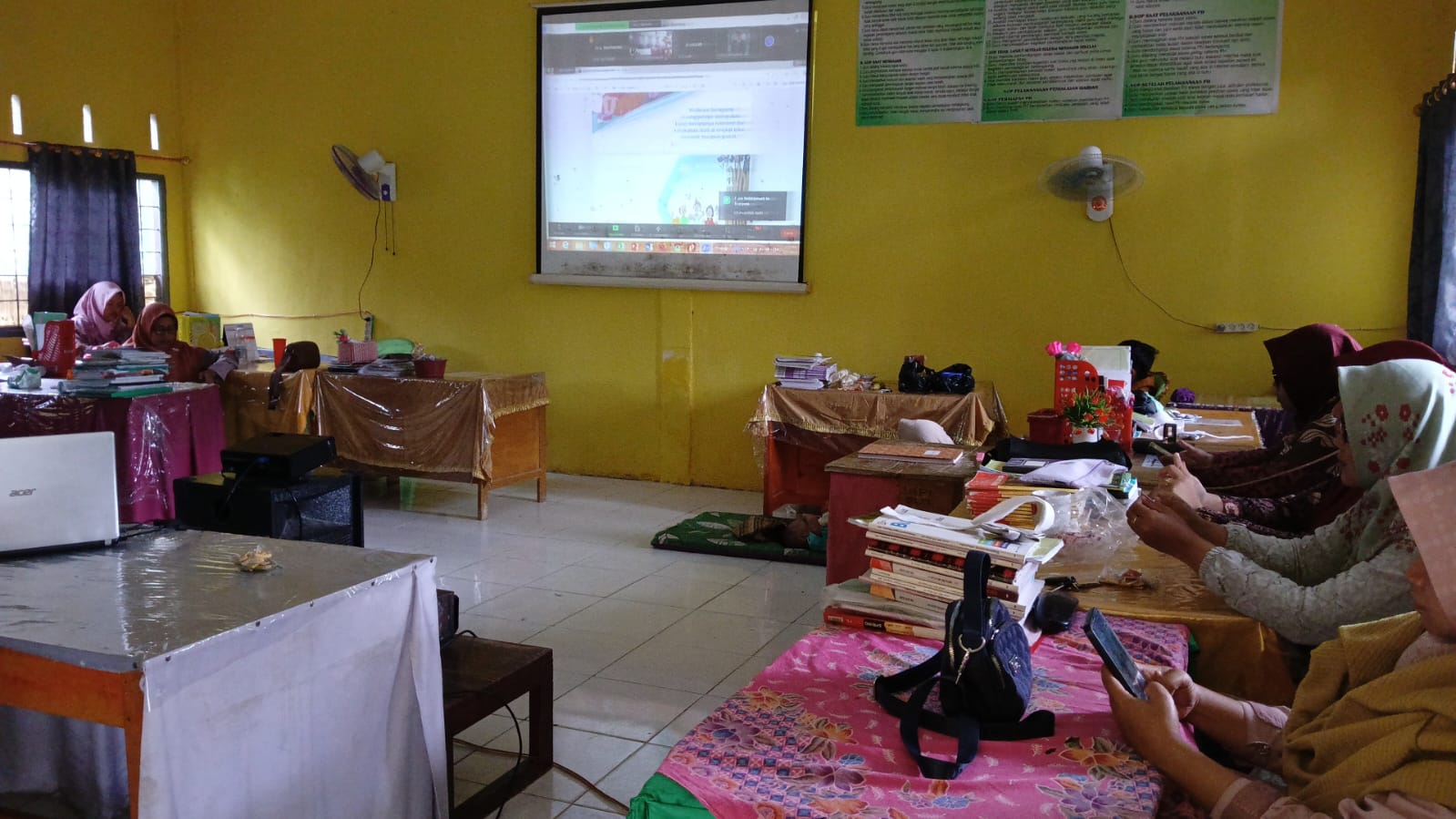 Kepala Madrasah dan Majelis Guru MTsN 6 Merangin Ikuti Zoom Meeting dalam Rangka Kegiatan Kurikulum dan Moderasi Beragama