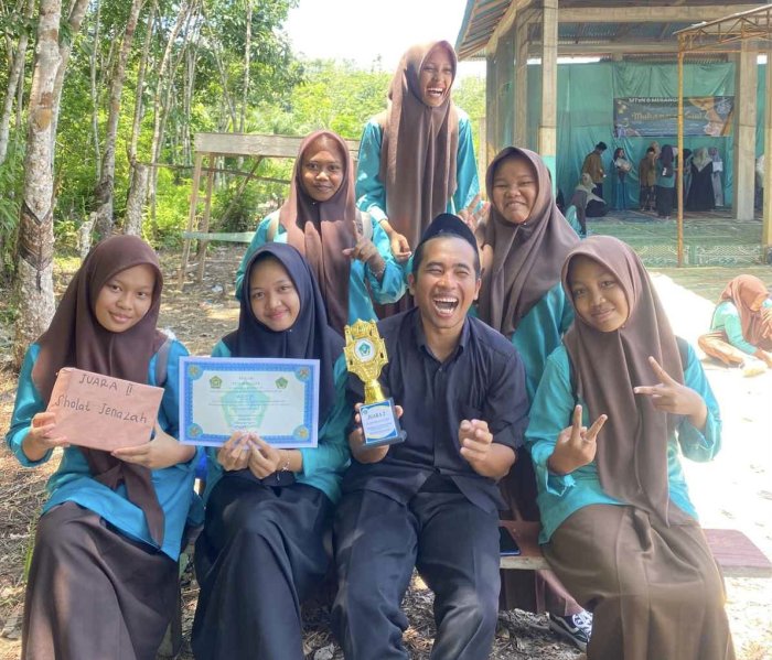 Siswi Kelas 9C MTsN 6 Merangin Raih Juara 2 Lomba Salat Jenazah di Peringatan Maulid Nabi Muhammad SAW