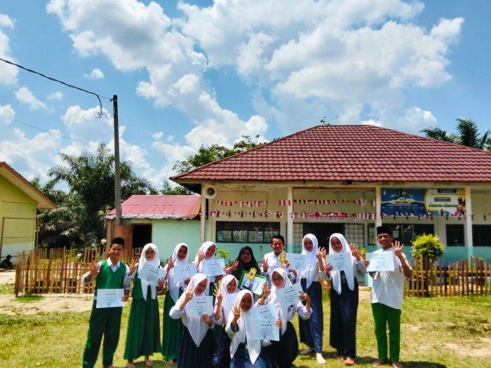 Tim PMR Madya MTsN 6 Merangin Serahkan Piala Prestasi ke Madrasah, Disambut Langsung oleh Kepala Madrasah