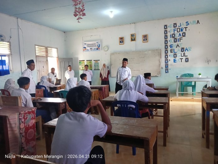 Pengawas Madrasah Pantau Ujian Hari Kedua di MTsN 6 Merangin Pengawas Madrasah Pantau Ujian Hari Kedua di MTsN 6 Merangin
