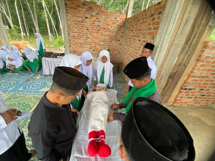 Siswa Siswi MTsN 6 Merangin Tampil Baik dalam Lomba Mengkafani dan Mensholati Jenazah