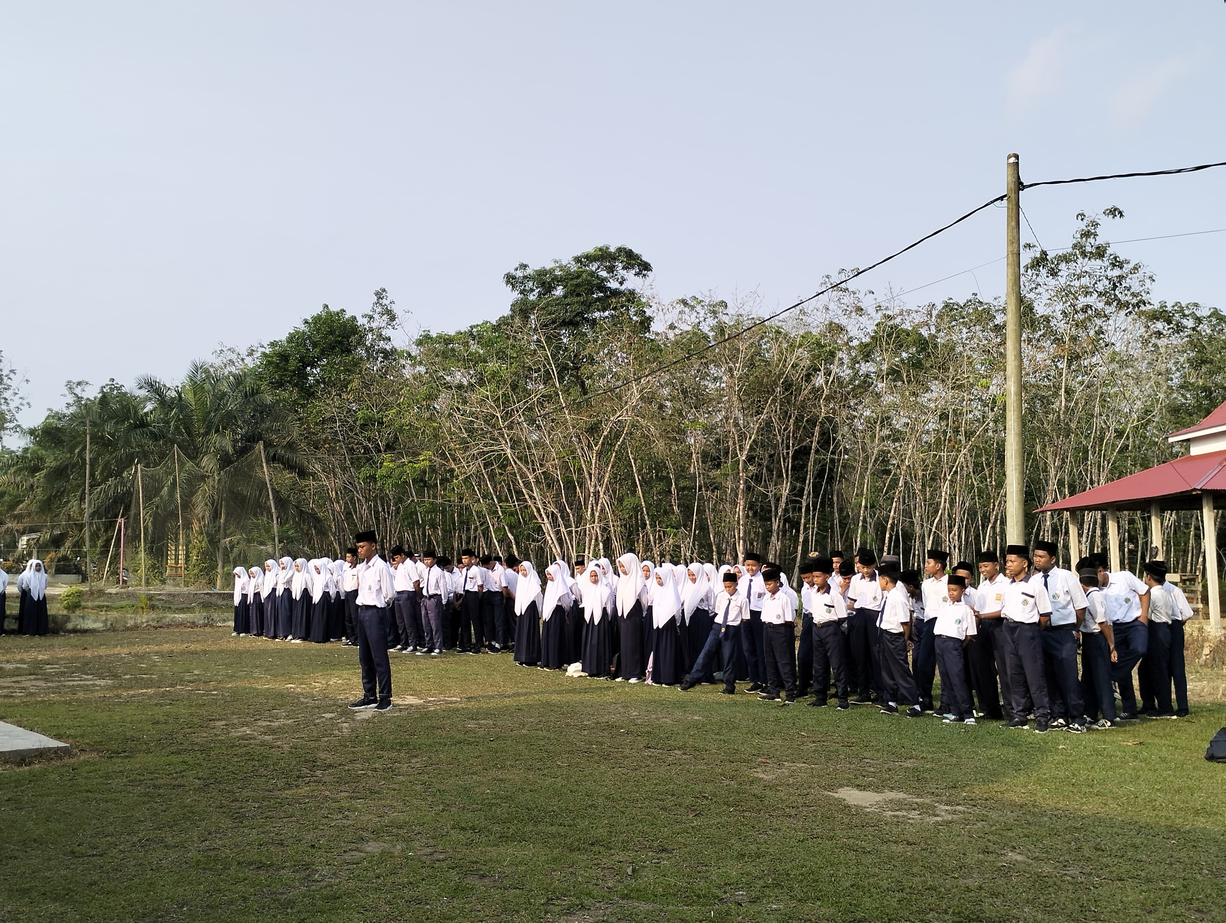 Upacara Bendera di Hari Pertama Tahun Ajaran 2024/2025 MTsN 6 Merangin 