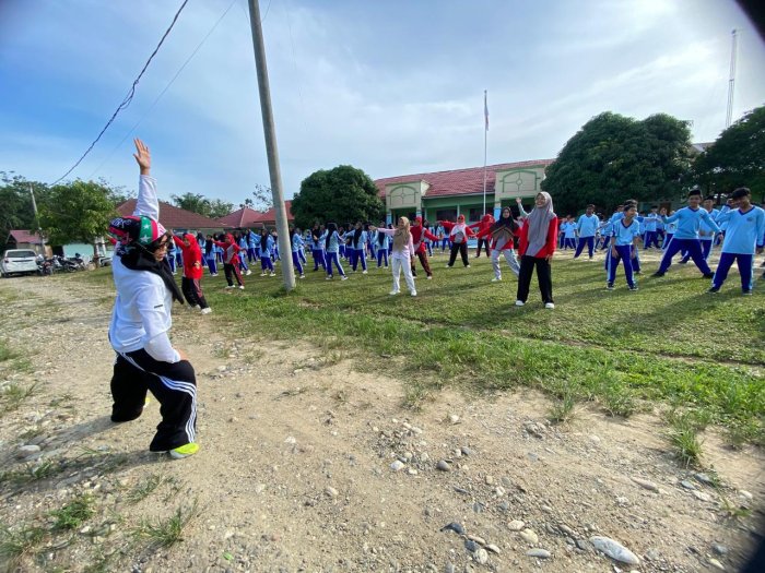 MTs Negeri 6 Merangin Gelar Senam Bersama Instruktur Enerjik Ira Eci, Seluruh Siswa, Guru, dan Staf Antusias Mengikuti