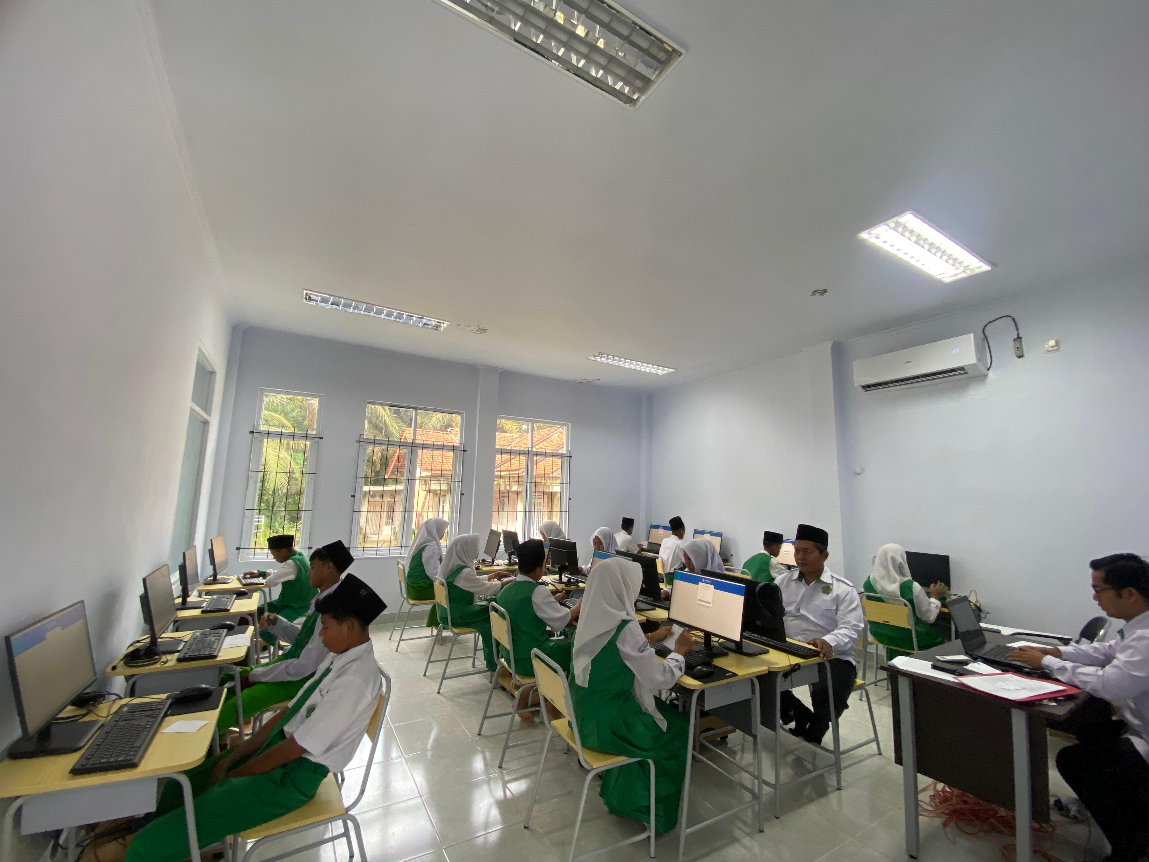 Hari Pertama ANBK Utama Gelombang I, MTsN 6 Merangin Berjalan Lancar dan Tertib