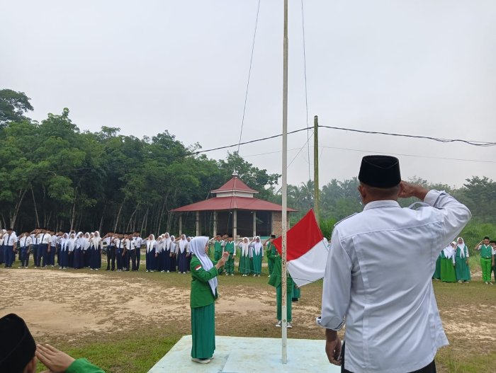 Upacara Bendera di MTsN 6 Merangin Senin, 13 Oktober 2025 Berlangsung Khidmat