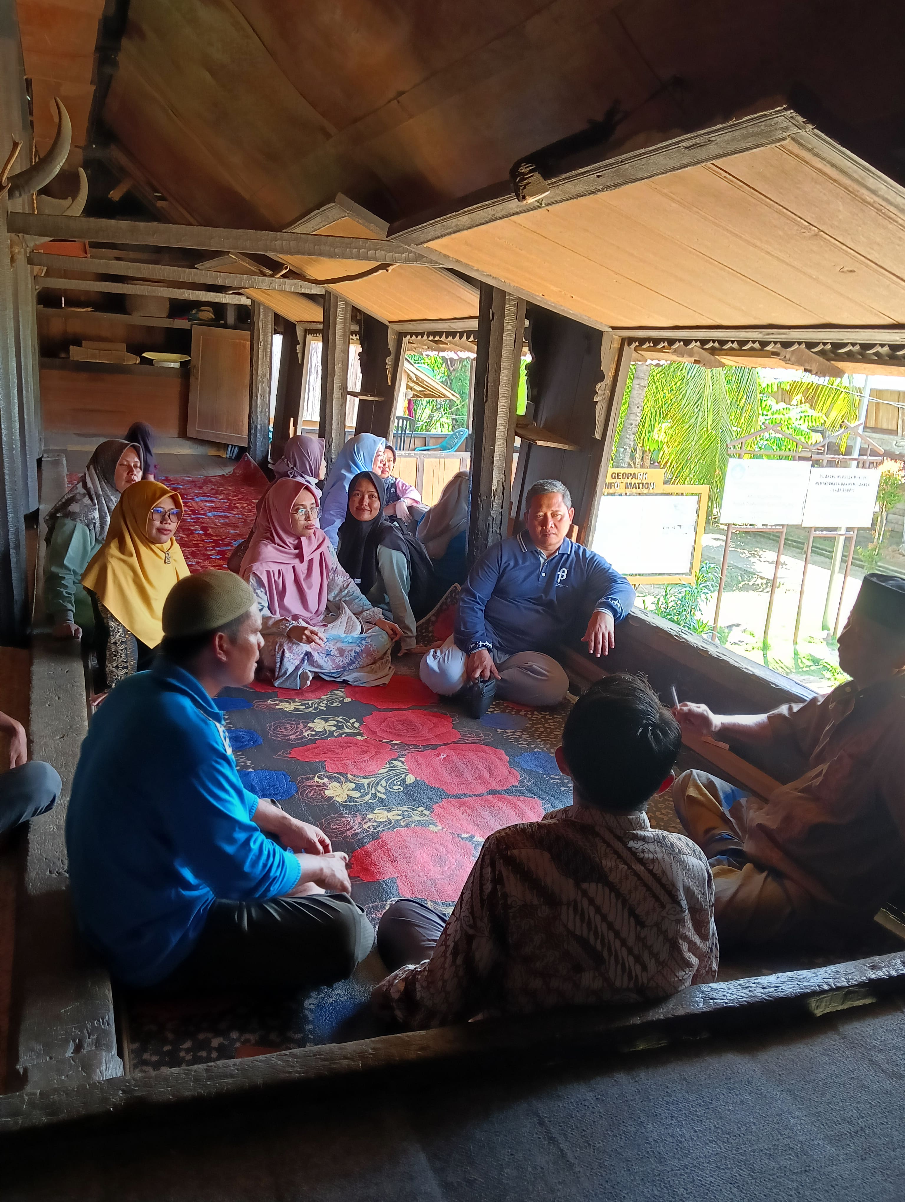 Kepala Madrasah dan Majelis Guru MTsN 6 Merangin Lakukan Kunjungan Silaturahmi ke Rumah Tuo Rantau Panjang