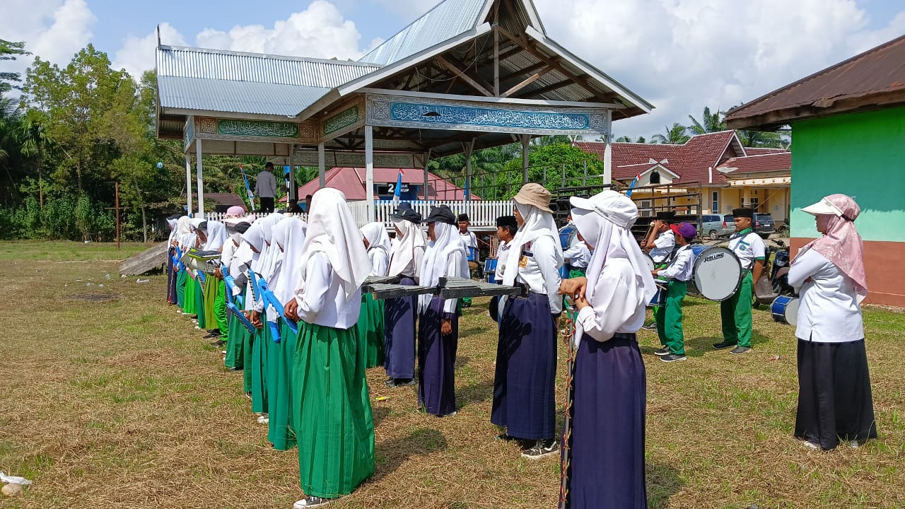 Antusias Siswa-siswi MTs Negeri 6 Merangin dalam Latihan Gabungan HUT RI ke-79 di Kecamatan Margo Tabir